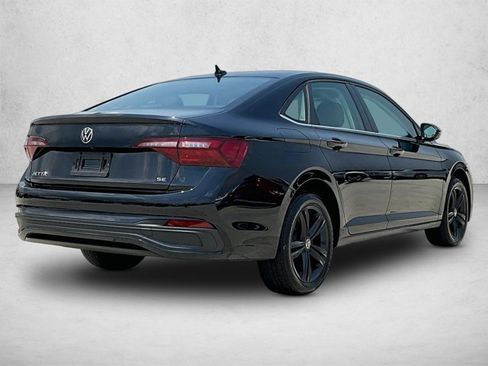 Used 2023 Volkswagen Jetta SE w/ Panoramic Sunroof Package FWD image 2