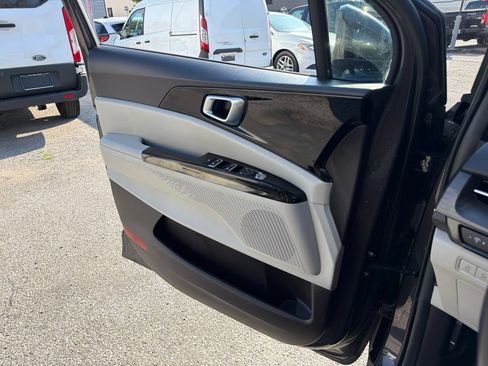 Used 2024 Kia Carnival EX FWD image 20