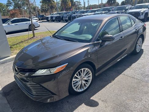 Used 2018 Toyota Camry XLE image 5
