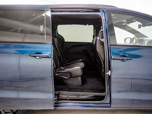 Used 2025 Chrysler Pacifica Limited FWD image 35