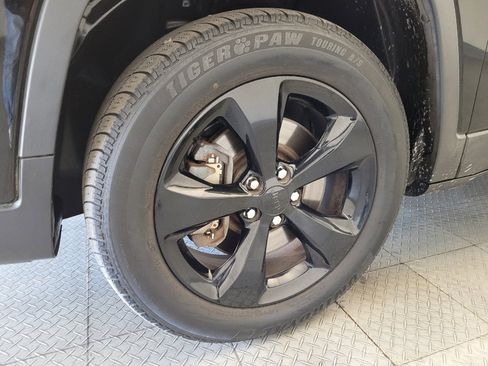 Used 2020 Jeep Cherokee Latitude Plus image 31