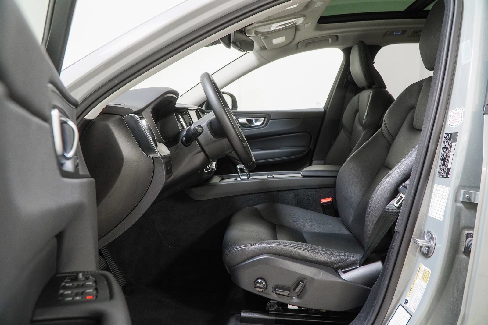 Used 2025 Volvo XC60 B5 Plus AWD/4WD image 20