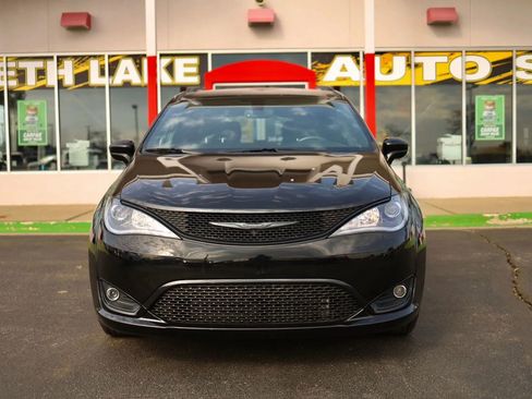 Used 2020 Chrysler Pacifica Touring-L image 2