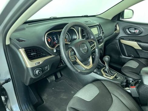 Used 2018 Jeep Cherokee Latitude AWD/4WD image 3