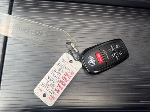 Used 2025 Toyota Sienna XLE AWD/4WD image 31