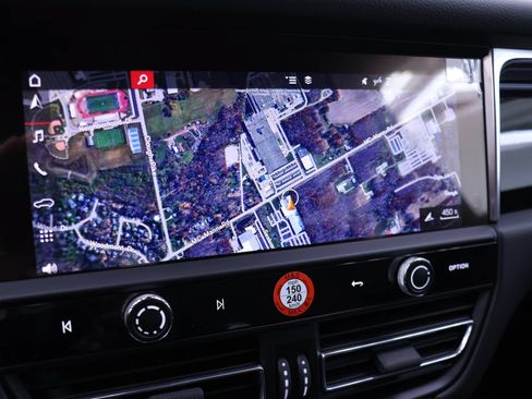 Used 2025 Porsche Macan AWD/4WD image 14