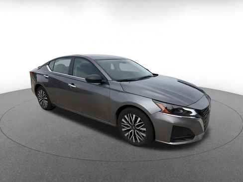 Used 2025 Nissan Altima 2.5 SV FWD image 2