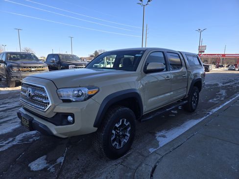 Used 2016 Toyota Tacoma TRD Off-Road w/ Towing Package image 3