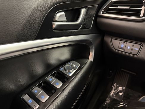 Used 2025 Genesis G70 2.5T image 14