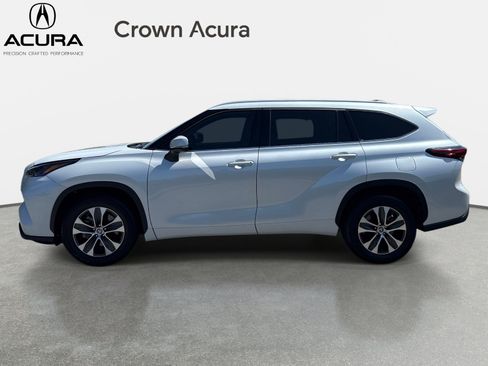 Used 2022 Toyota Highlander XLE FWD image 2