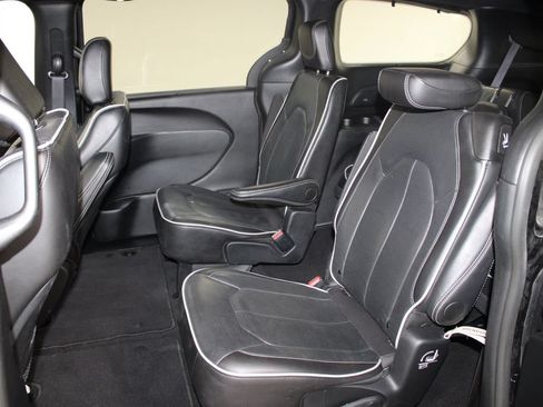Used 2025 Chrysler Pacifica Limited FWD image 18