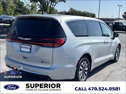 Used 2023 Chrysler Pacifica Limited FWD image 3