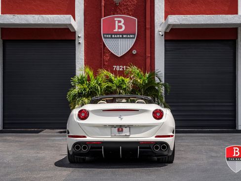 Used 2017 Ferrari California T RWD image 11