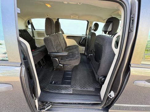 Used 2016 Dodge Grand Caravan American Value Package w/ UConnect Hands-Free Group FWD image 23
