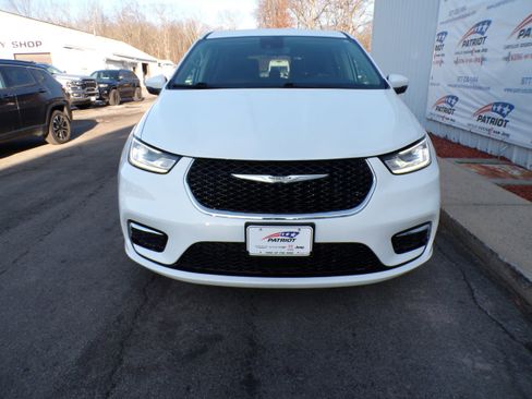 Used 2023 Chrysler Pacifica Touring-L image 2