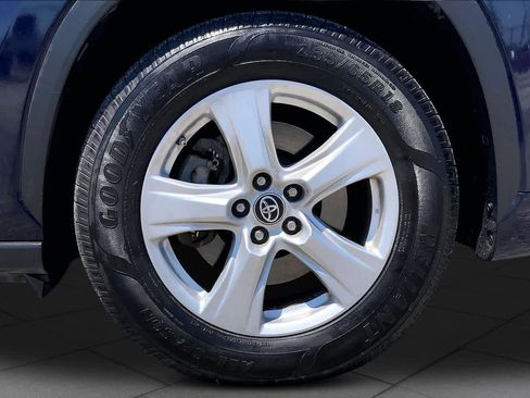 Used 2021 Toyota Highlander LE FWD image 11