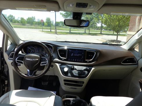 Used 2019 Chrysler Pacifica Touring-L Plus w/ Tire & Wheel Group FWD image 35