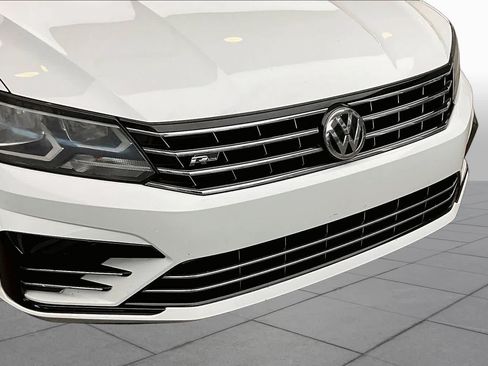 Used 2018 Volkswagen Passat 2.0T R-Line FWD image 30