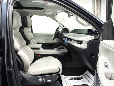Used 2025 Lincoln Navigator L Reserve AWD/4WD image 17