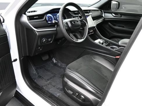 Used 2025 Jeep Grand Cherokee Altitude RWD image 2