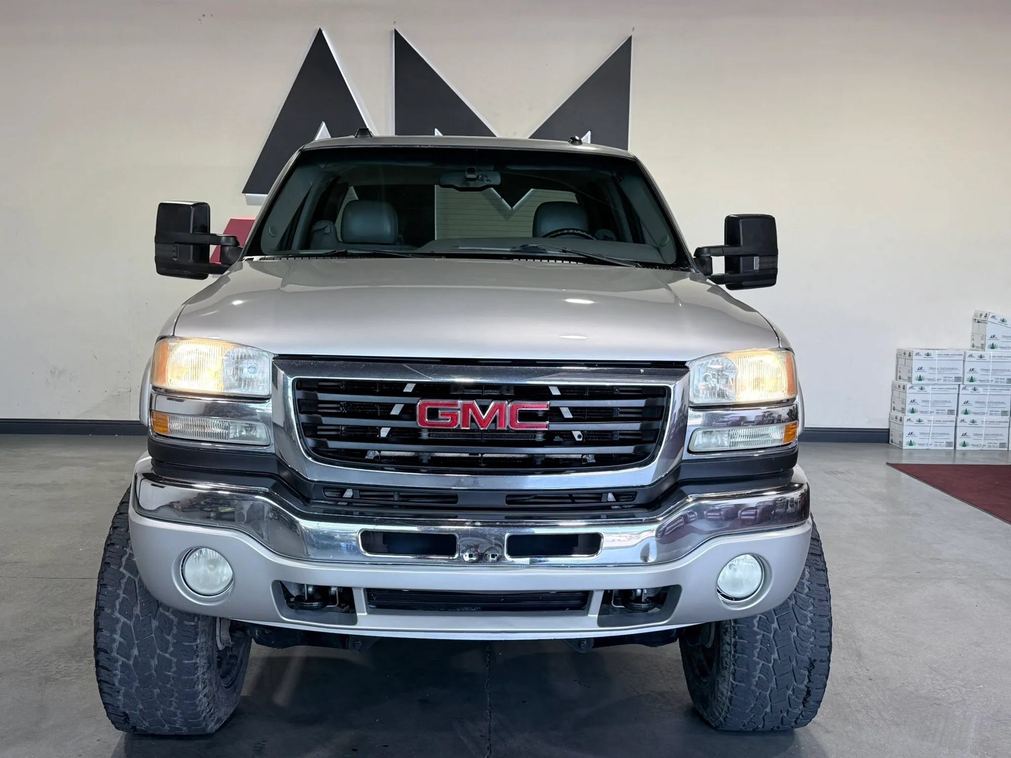 Used 2004 GMC Sierra 2500 SLT w/ Heavy-Duty Power Package AWD/4WD image 2