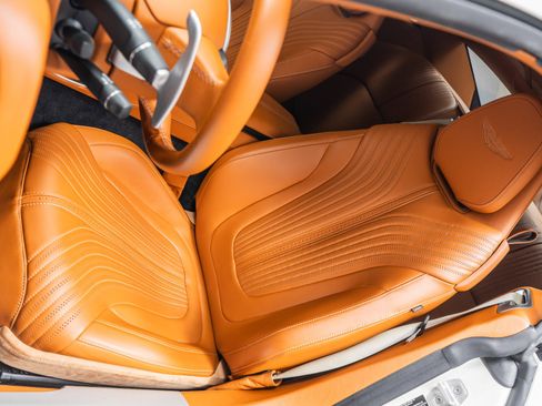 Used 2018 Aston Martin DB11 Coupe RWD image 26