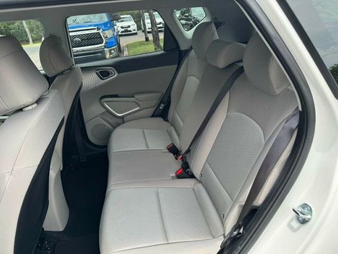 Used 2025 Kia Soul LX w/ LX Technology Package FWD image 7