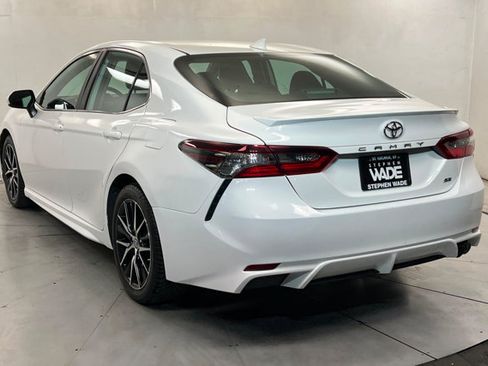 Used 2021 Toyota Camry SE FWD image 3