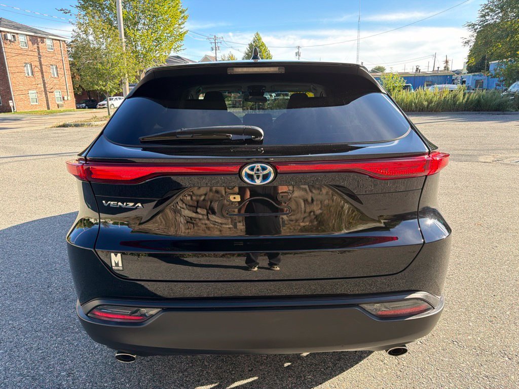 Used 2023 Toyota Venza LE AWD/4WD image 6