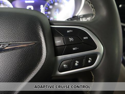 Used 2024 Chrysler Pacifica Touring-L FWD image 3
