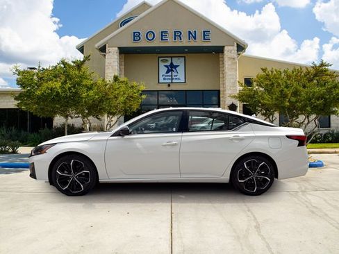 Used 2024 Nissan Altima 2.5 SR image 2