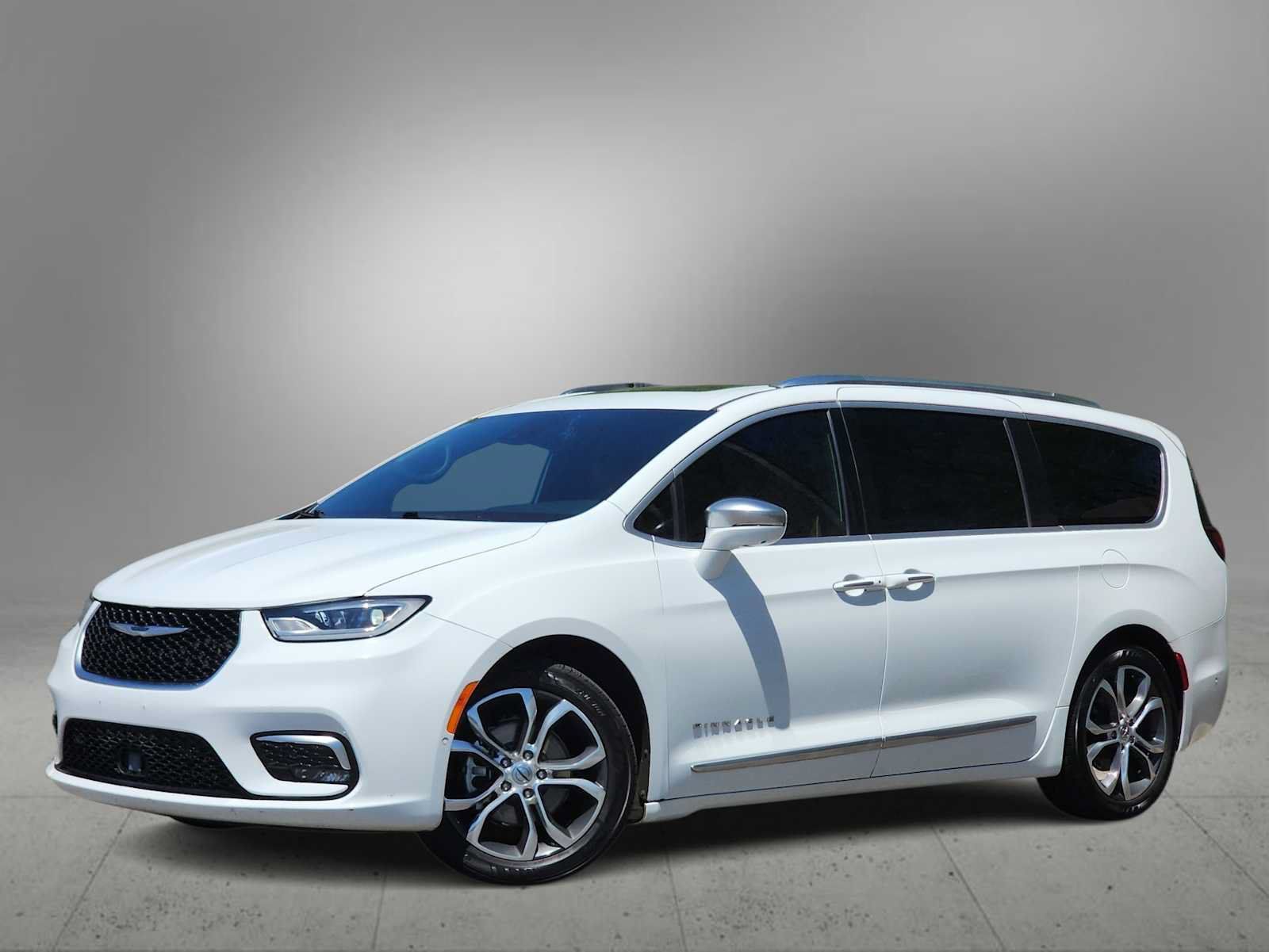 Used 2024 Chrysler Pacifica Pinnacle FWD image 1
