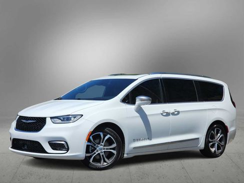 Used 2024 Chrysler Pacifica Pinnacle FWD image 1