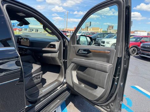 Used 2025 Chevrolet Suburban High Country AWD/4WD image 59