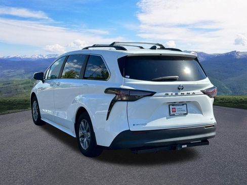 Used 2025 Toyota Sienna LE AWD/4WD image 3