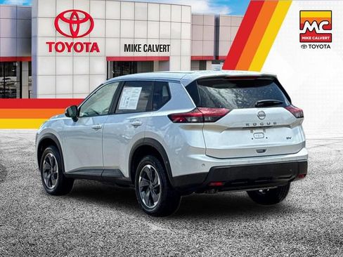 Used 2024 Nissan Rogue SV FWD image 3