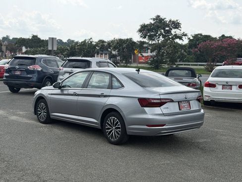 Used 2019 Volkswagen Jetta SEL w/ Cold Weather Package FWD image 4