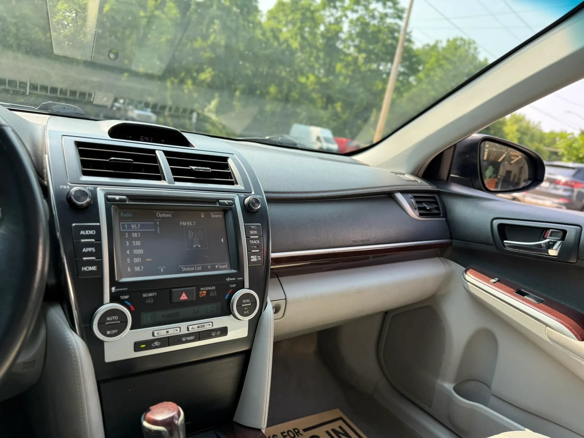 Used 2014 Toyota Camry XLE w/ Convenience Package FWD image 11