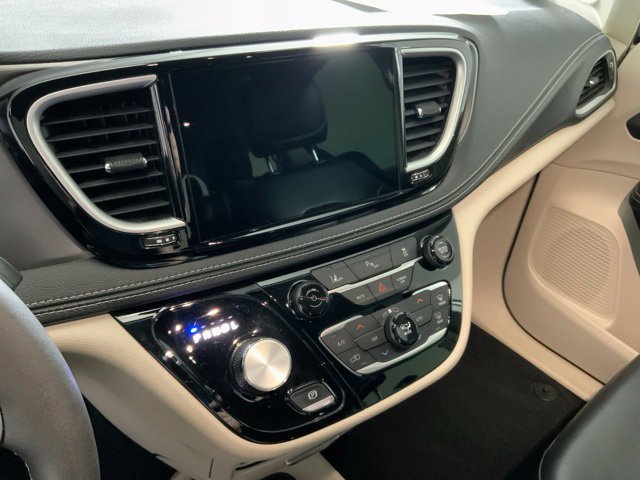 Used 2024 Chrysler Pacifica Limited FWD image 18