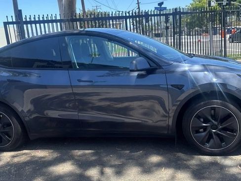 Used 2023 Tesla Model Y Long Range AWD/4WD image 2