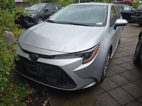 Used 2022 Toyota Corolla LE FWD image 2