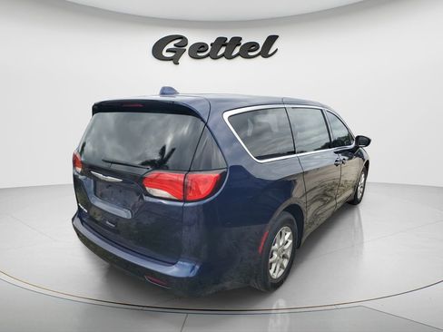 Used 2017 Chrysler Pacifica Touring image 4