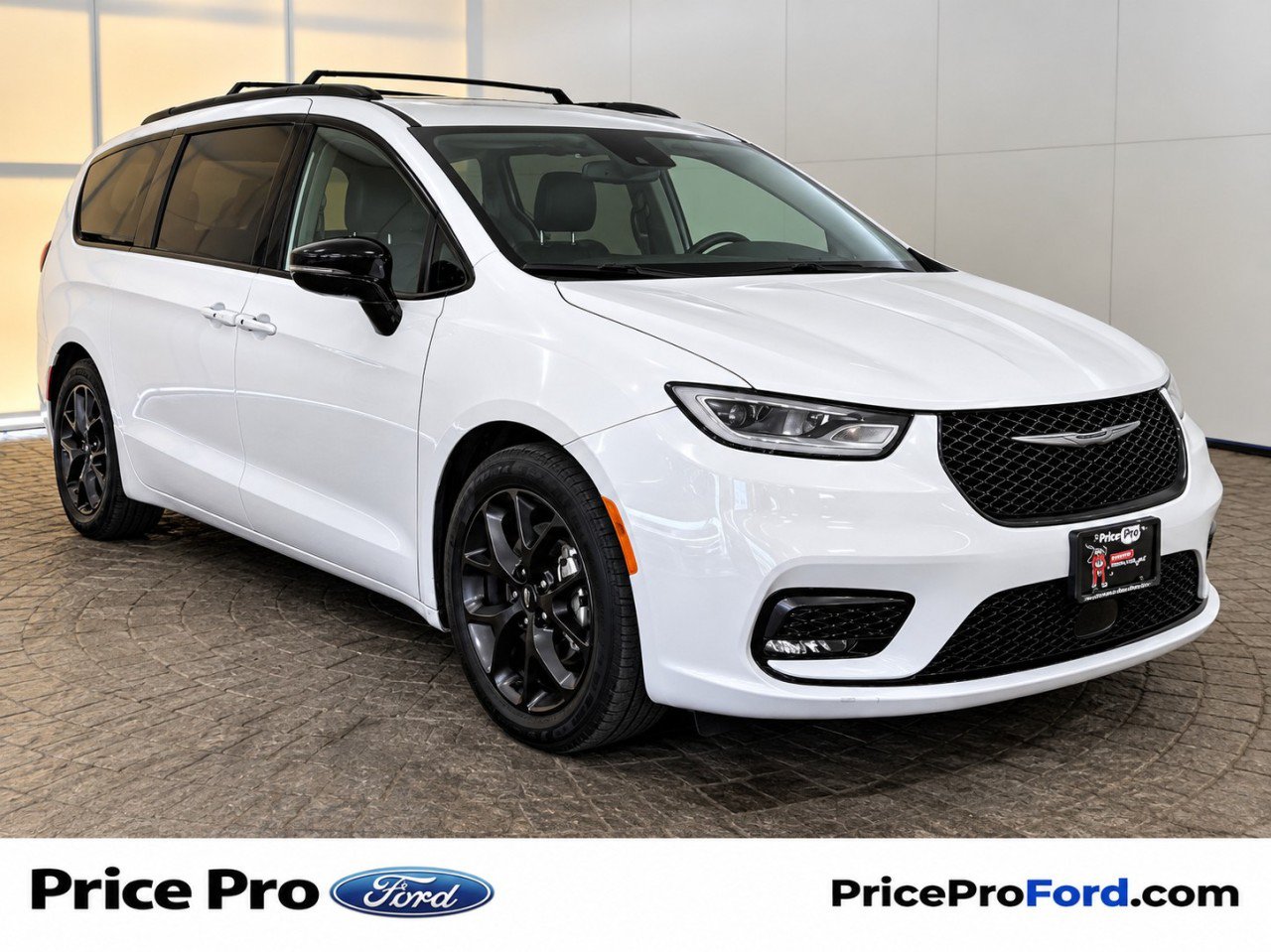 Used 2025 Chrysler Pacifica Limited FWD image 1