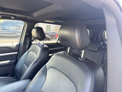 Used 2017 Ford Explorer XLT w/ Equipment Group 202A FWD image 3