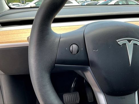 Used 2024 Tesla Model Y Long Range RWD image 11