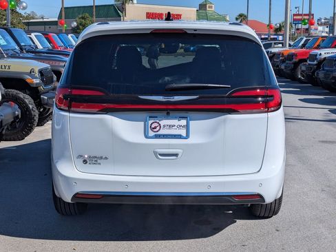 New 2026 Chrysler Pacifica Select image 6