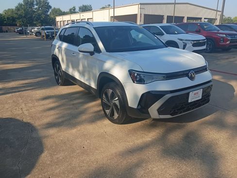Used 2025 Volkswagen Taos SE AWD/4WD image 6