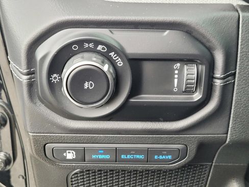 Used 2025 Jeep Wrangler Unlimited Sahara AWD/4WD image 30