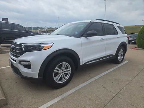 Used 2022 Ford Explorer XLT w/ Equipment Group 202A image 1