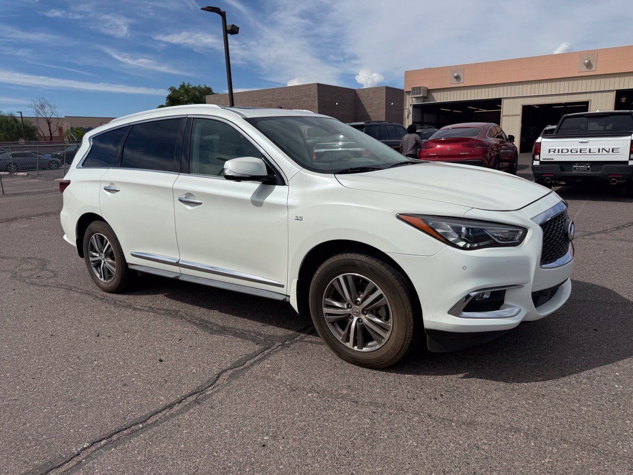 Used 2020 INFINITI QX60 Luxe w/ Essential Package FWD image 3